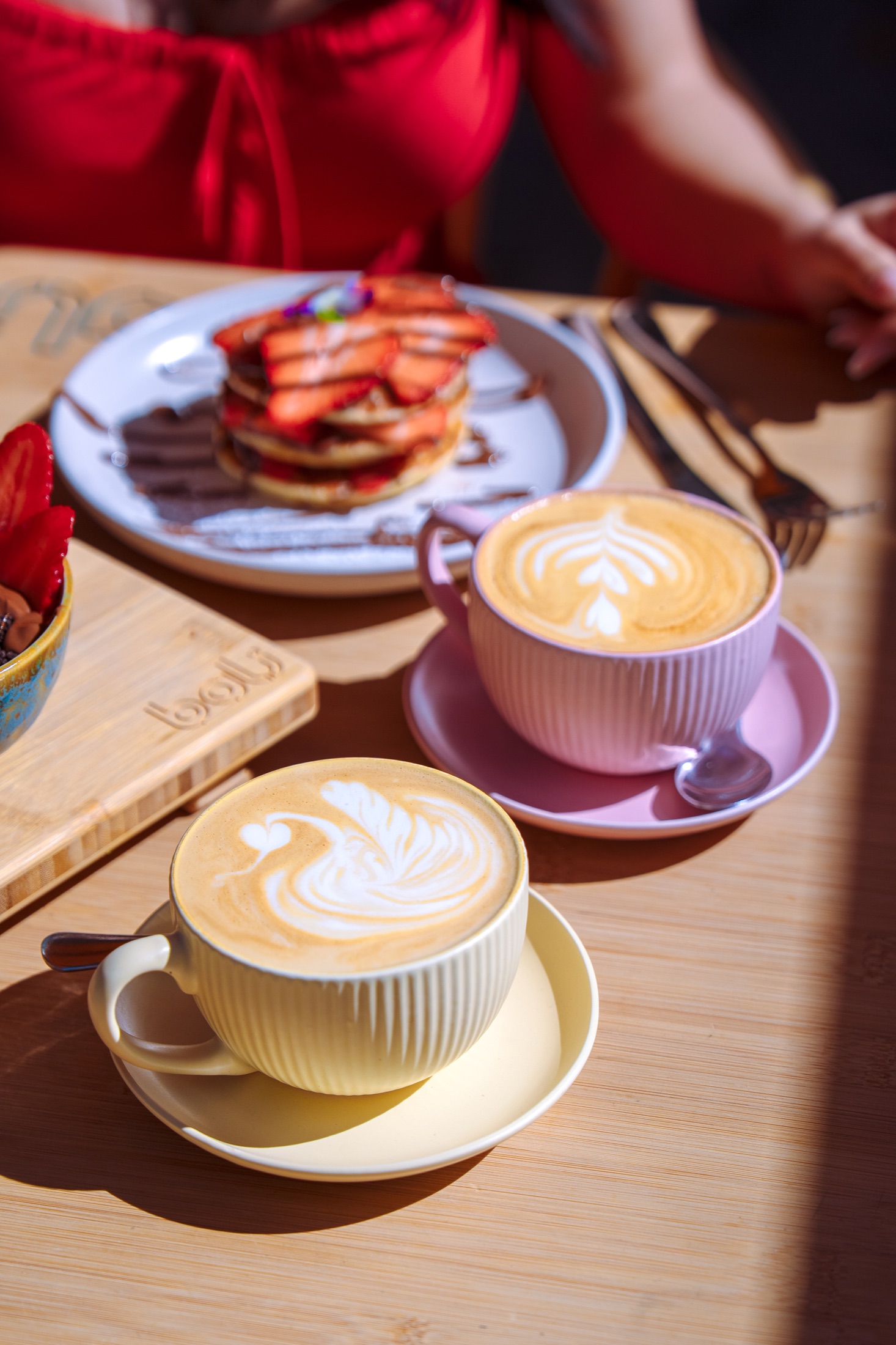 Interior de Bali Coffee & Brunch en Joan Maragall, Girona